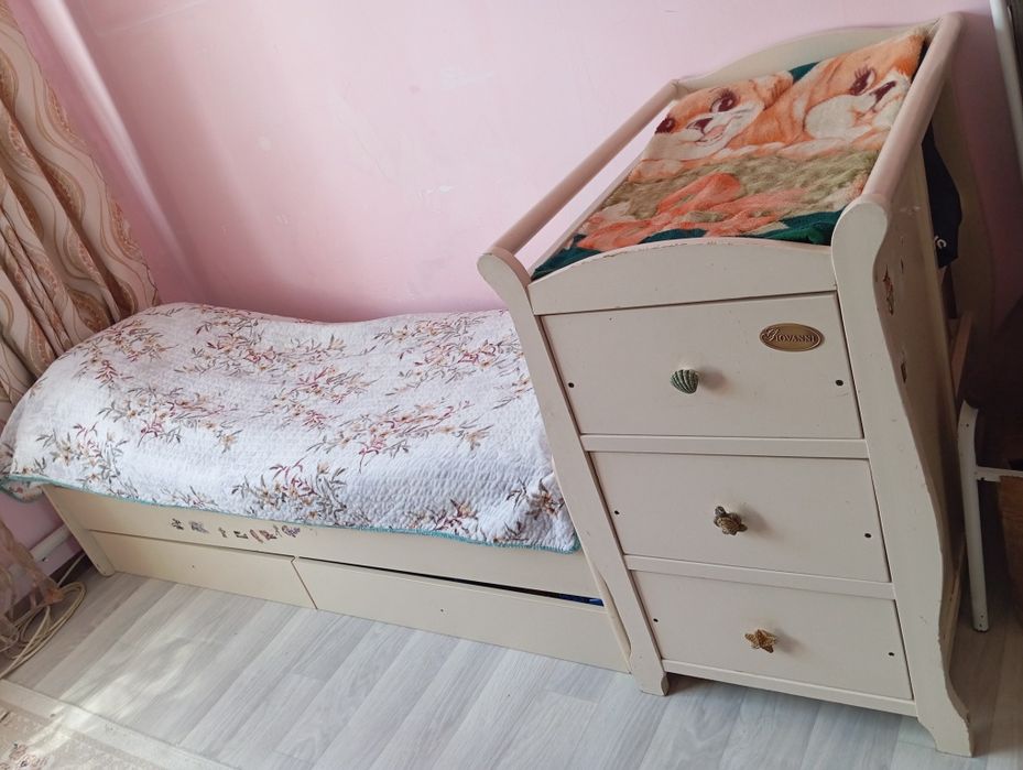 Детская кровать(матрасом) с комодом