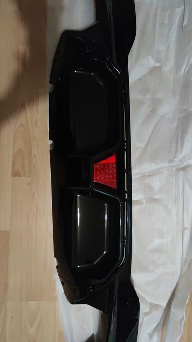 Difuzor / prelungire lip bara spate pentru BMW Seria 5 G30 / G38 2017-2022 în versiunea Sports Look cu Led