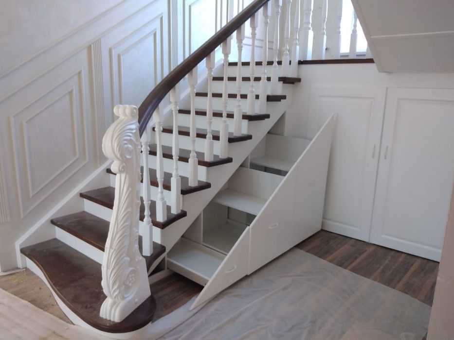 Лестницы из дерева, двери из массива.