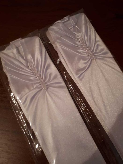 Перчатки новые до локтя.