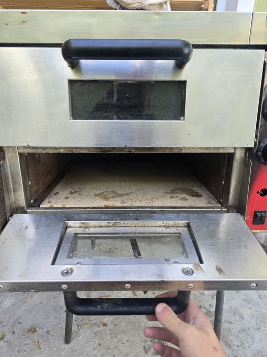 Пытса пеш жумс жасап тур