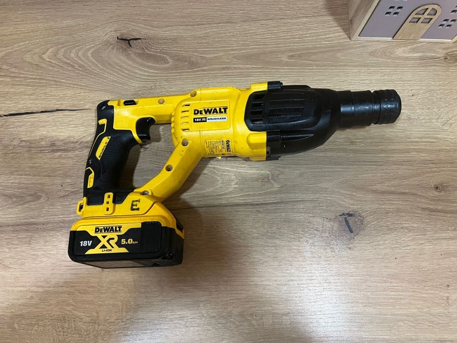Acumulator Baterie DeWalt XR 5Ah 18V 2024 arată foarte bine și este în stare foarte buna