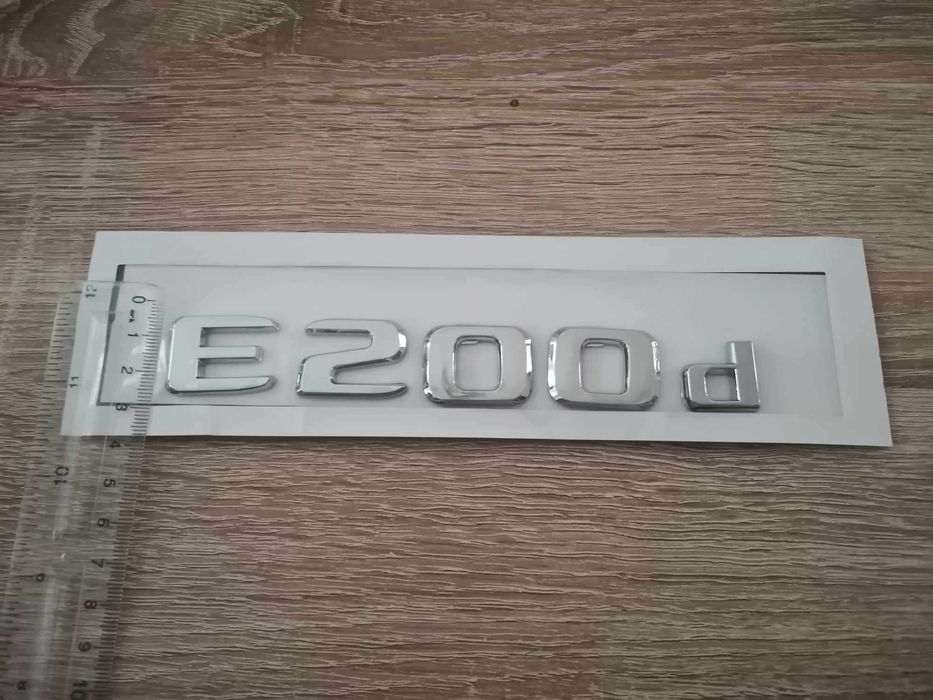 сребрист надпис Mercedes Benz E200d