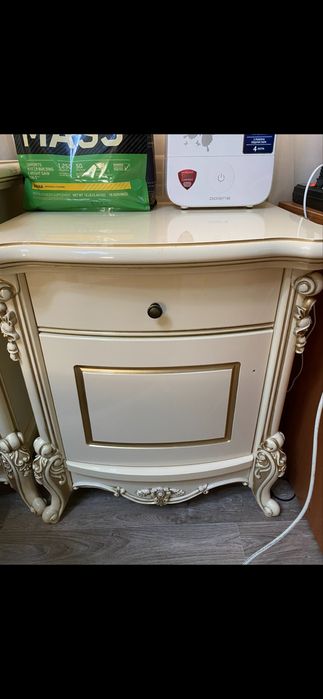 Продам два прикраватных тумбочек