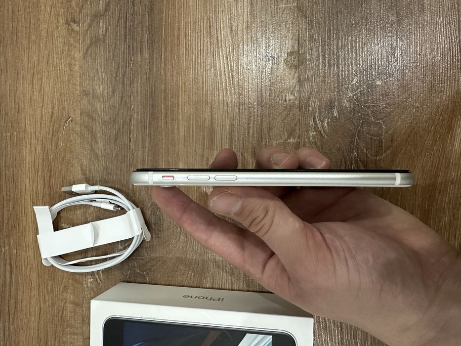 Айфон се 2020 / 128гб