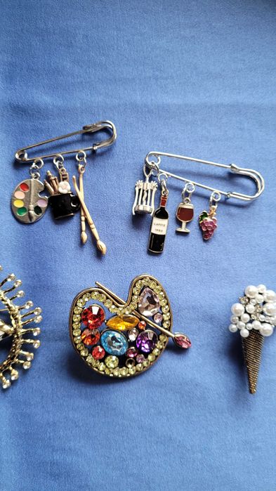 Различни видове брошки