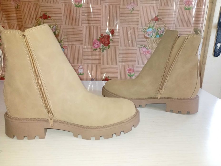 Дамски боти от изкуствен велур, 41 номер. Светло бежави. Нови.