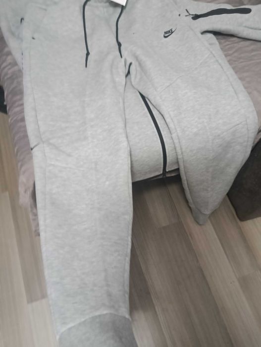 Vând trening Nike tech