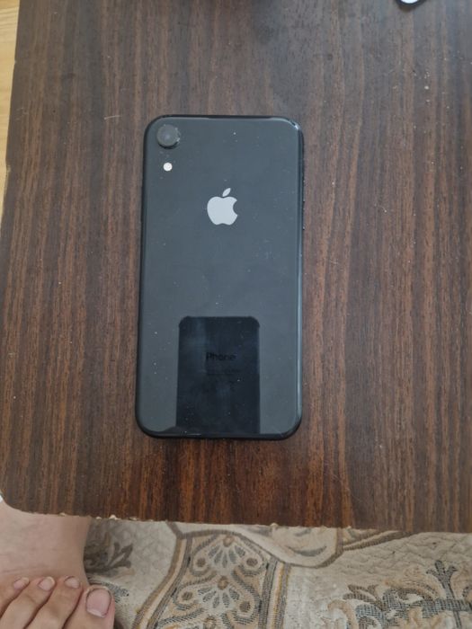 iPhone XR в хорошем состоянии с чехлом