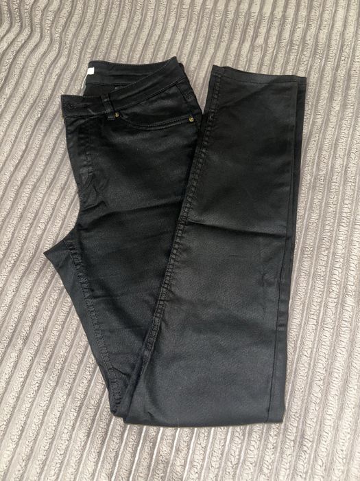 Чёрные брюки с эффектом кожи H&M