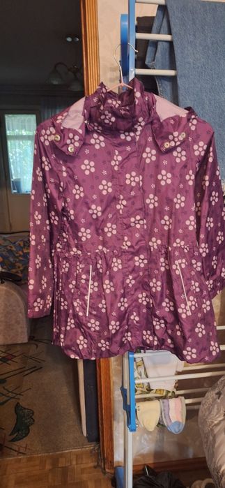 Продаётся  куртки на девочку  ветровка и  дождевик  в хорошем состояни