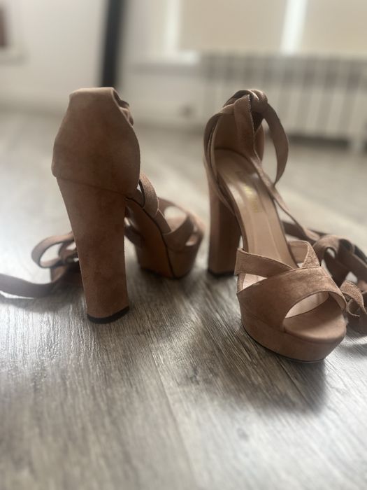 Босоножки замшевые