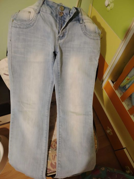 Продавам дънки, панталони