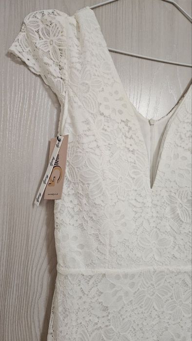 Бяла булчинска рокля по тялото, дантела