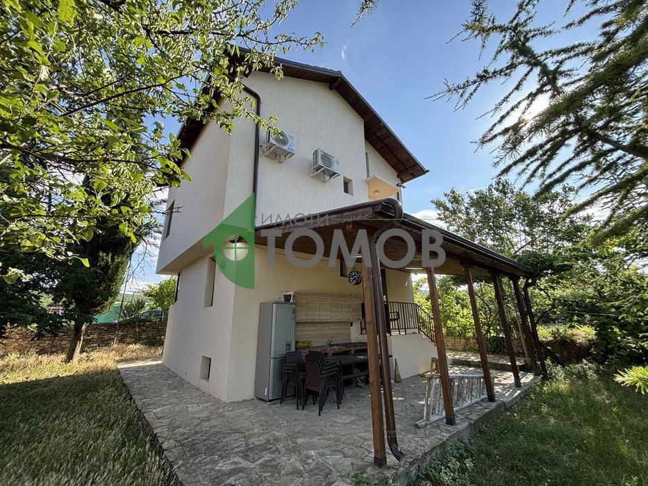 Прекрасна триетажна къща в село Яворово