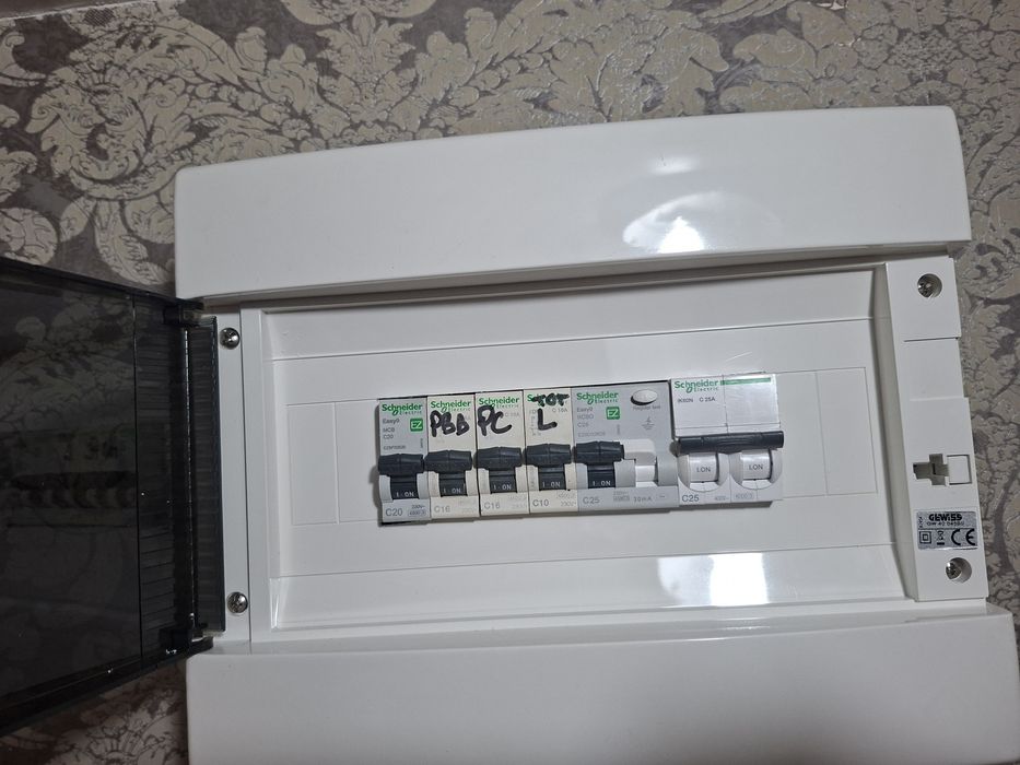 Electrician execut lucrari la case