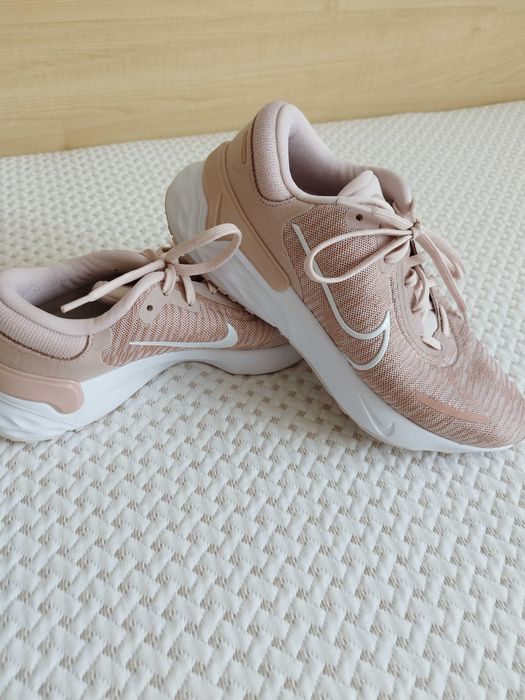 Маратонки NIKE нови