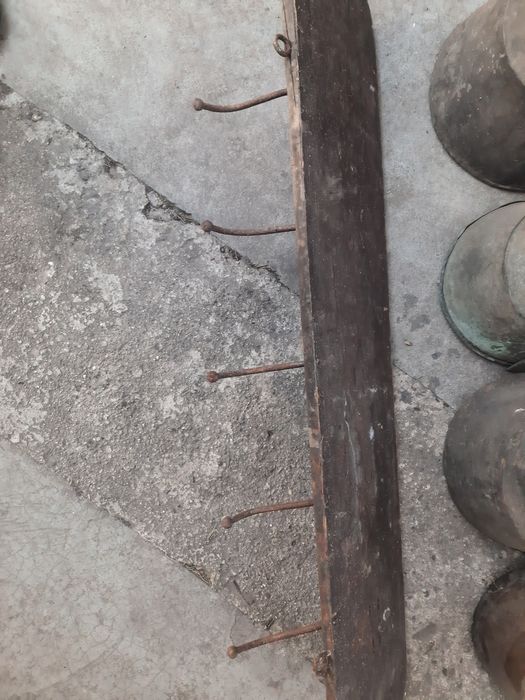 Стара дървена закачалка