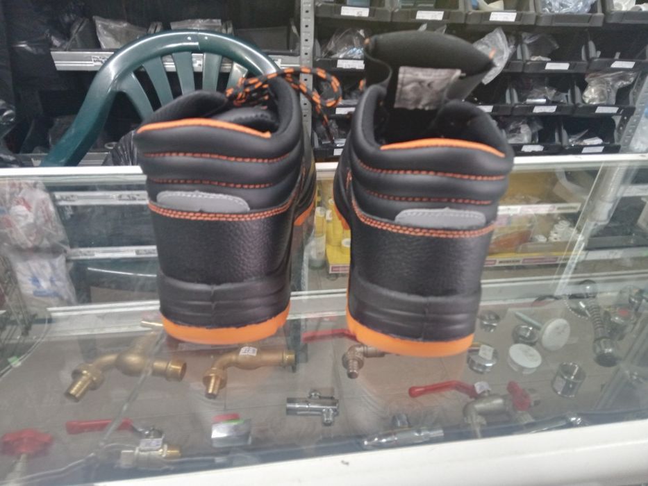 Нови работни обувки