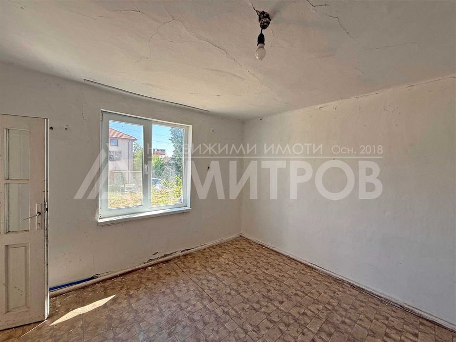 Продава се самостоятелна тухлена къща в гр. Плиска с двор близо 2 дка.