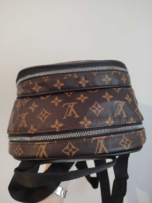 Ghiozdan mare imitație piele și un anumit pattern
