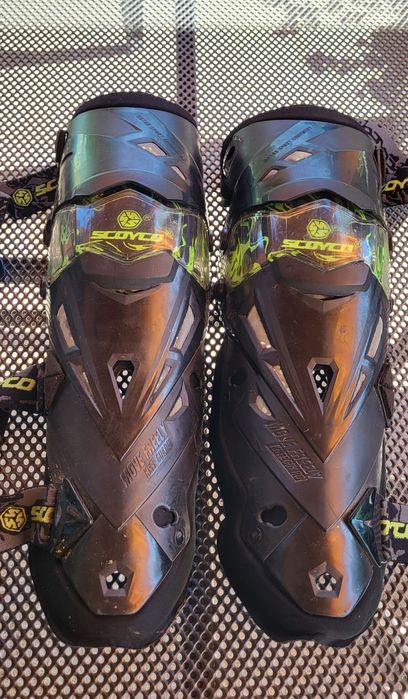 Предпазни кори за коленете на мотористи