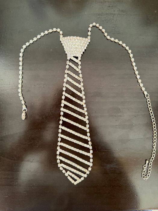 Елегантна блестяща вратовръзка