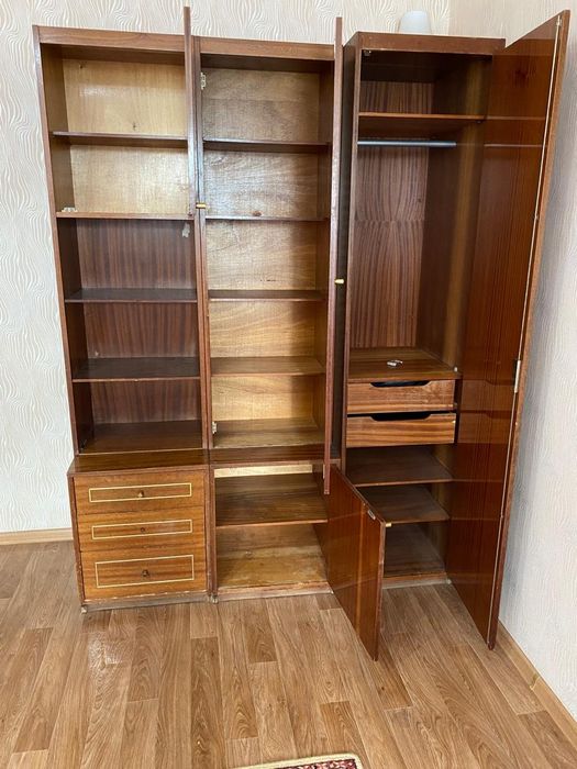 Отдам даром шифонер и диван