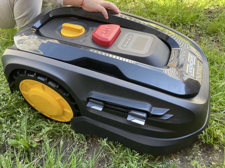 Robot de tuns iarba ; cu acumulator