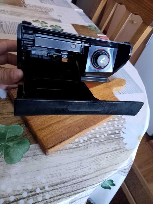 Продавам комплект пепелник и запалка за ауди А3