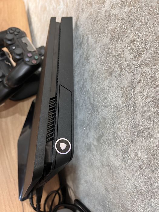Продам прошитую Playstation 4 slim 1 tb