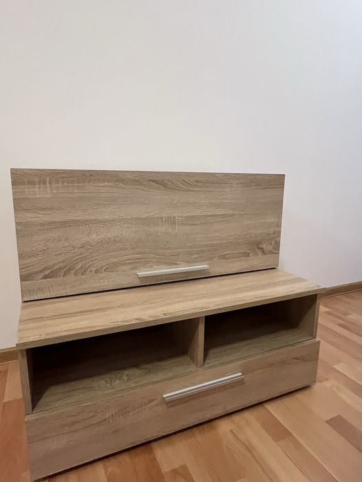 Comoda Tv și un corp suspendat