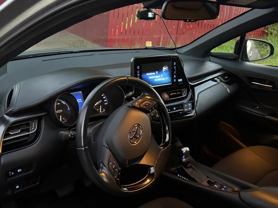 Vând Toyota C-HR