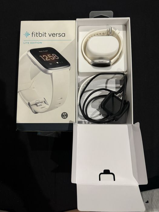 Смарт часы Fitbit Versa ( умные часы)