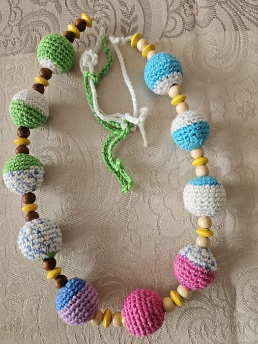 Красиви плетени гердани и обеци.