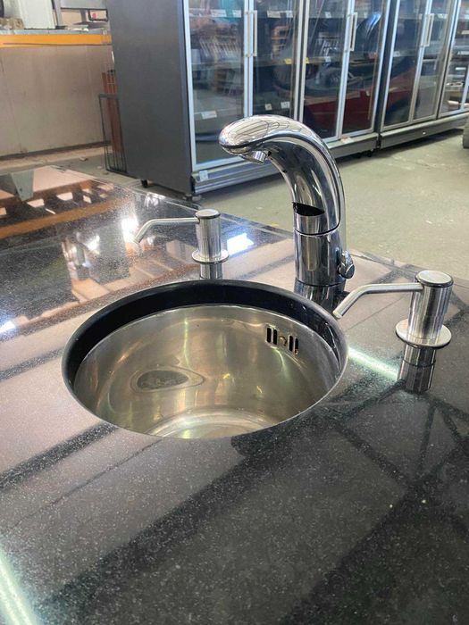 Двойна мивка с гранитен плот и безконтактна батерия