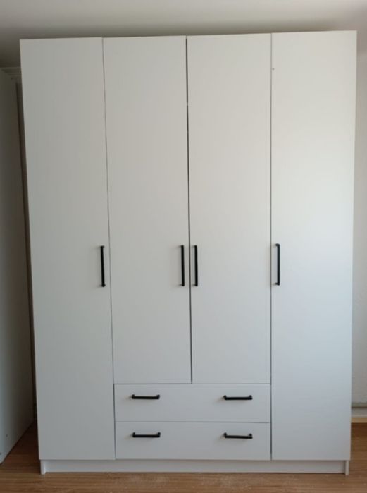 Шкаф с зеркалом продам срочно