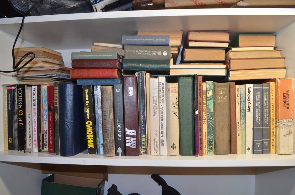 Подарявам количество стари книги