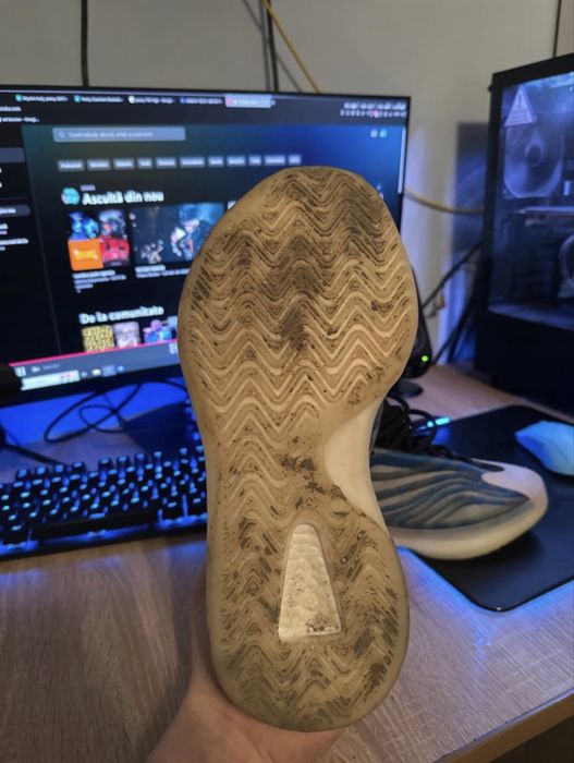 Adidas yezzy quantum