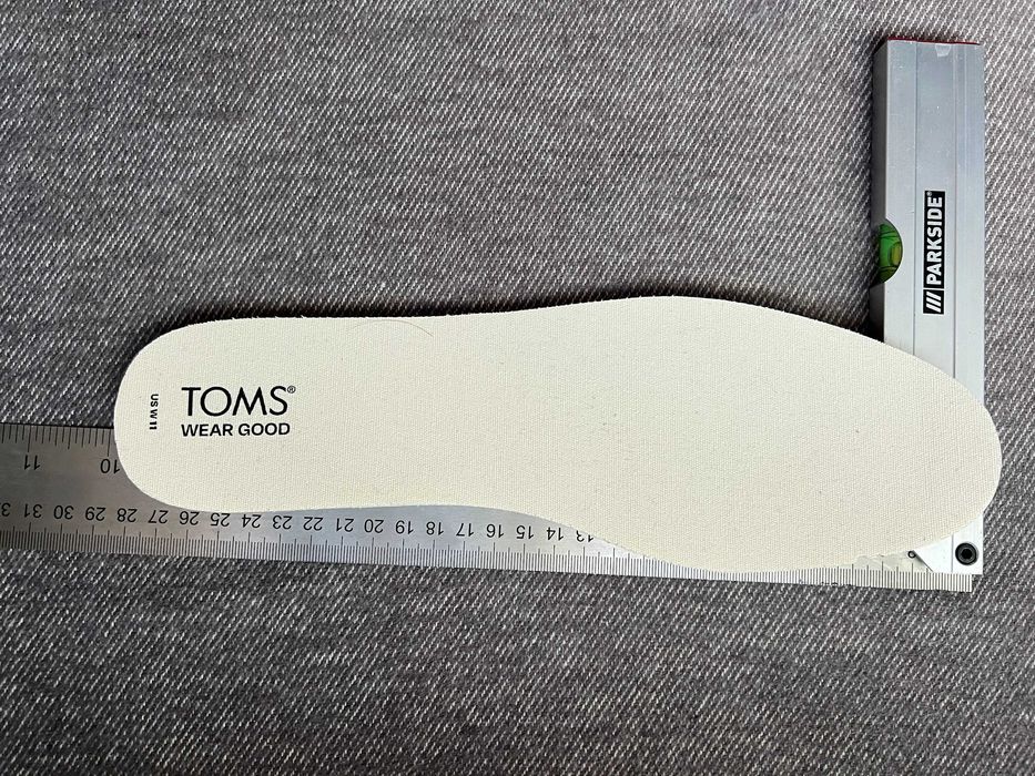 Продавам спортни обувки TOMS 42.5