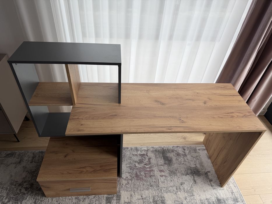 Birou modern cu rafturi