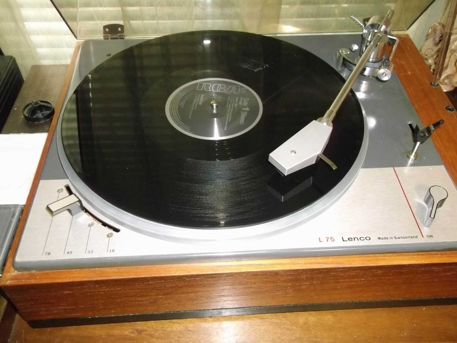 Продавам грамофон Lenco L75