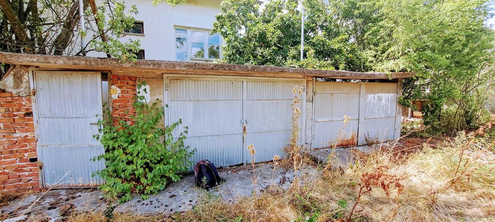 Продава се масивна 2-етажна къща в село Расник, област Перник