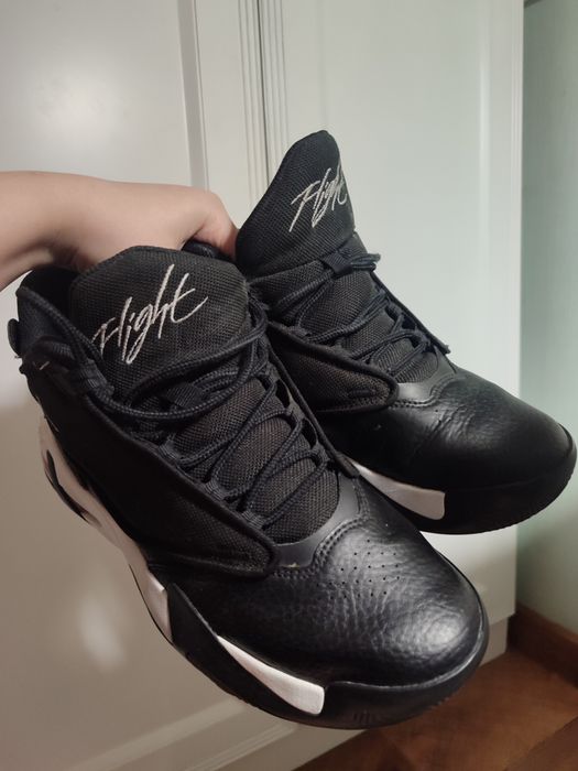 Jordan Max Aura 4 черного цвета.