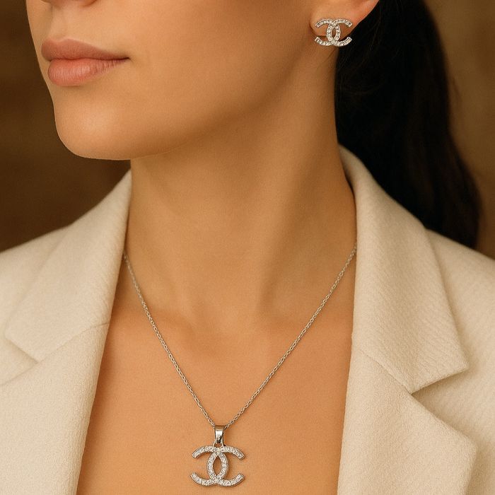 Комплект колие и обеци с луксозно излъчване