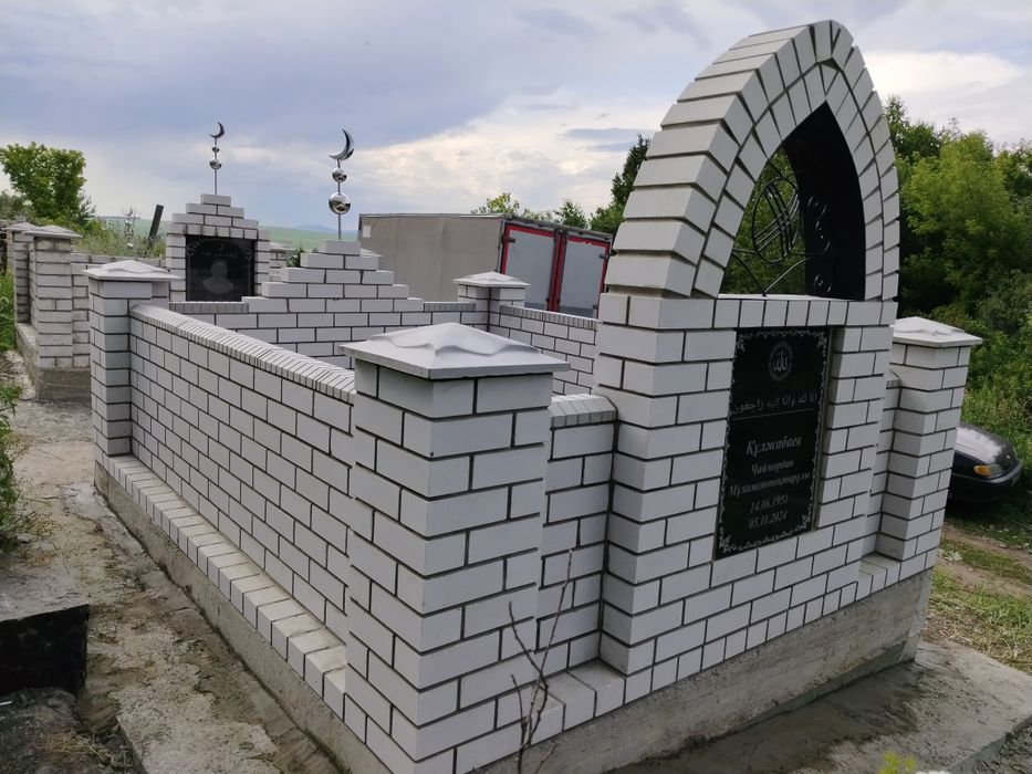 Каменщик выполняет все виды кладки