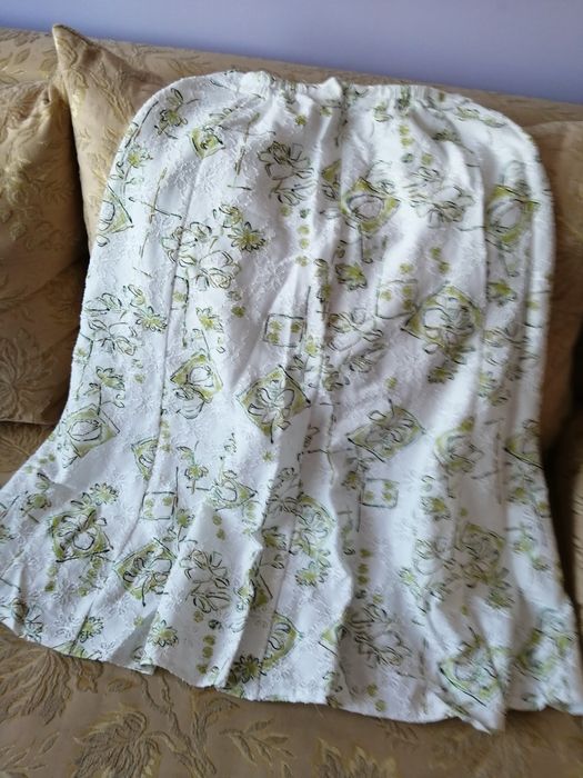 Продам два костюма и платье.