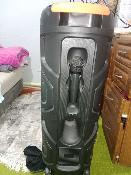 Музыкальный центр продам, микрофон имеется.