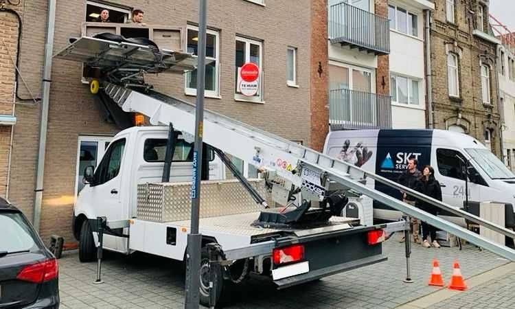 Închiriază lift exterior acum! Urcă orice material fără efort!