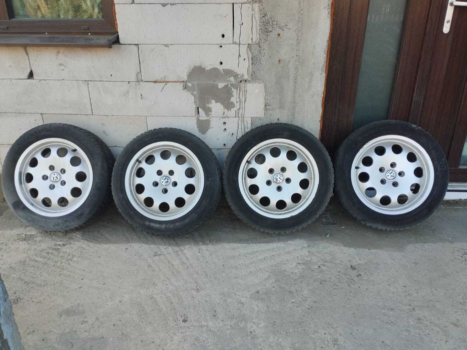 De vanzare roți golf 5 : jante aliaj + cauciucuri iarna.
